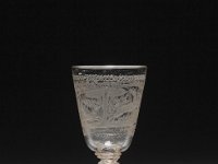 Gla 16  Gla 16, Böhmen oder Deutschland, um 1700, Pokal mit Hirschhatzen, Farbloses Glas mit Mattschnitt, H 15,8 cm; Dm Fuß 8,1 cm; Dm Mündung 6,9 cm
